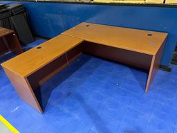 L-SHAPED WOOD DESK (LIGHT WOOD) (LOCATED DAVIE, FL)