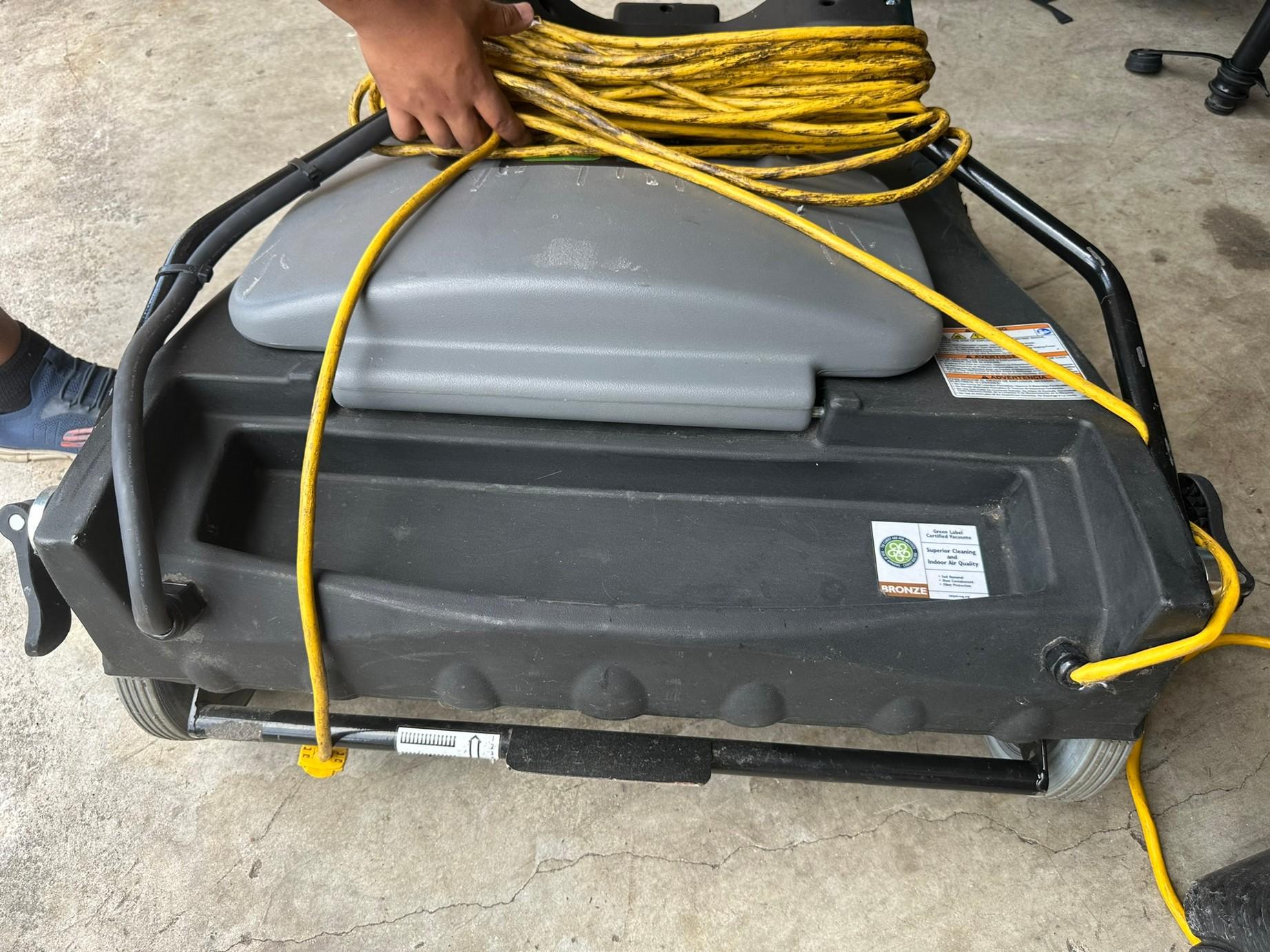 TENNANT WIDE AREA VACUUM - 30" (POMPANO, FL - S37)