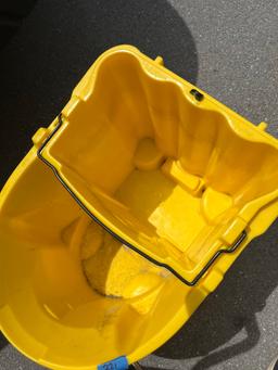 RUBBERMAID MOP BUCKET -  NO WHEELS (POMPANO, FL S24)