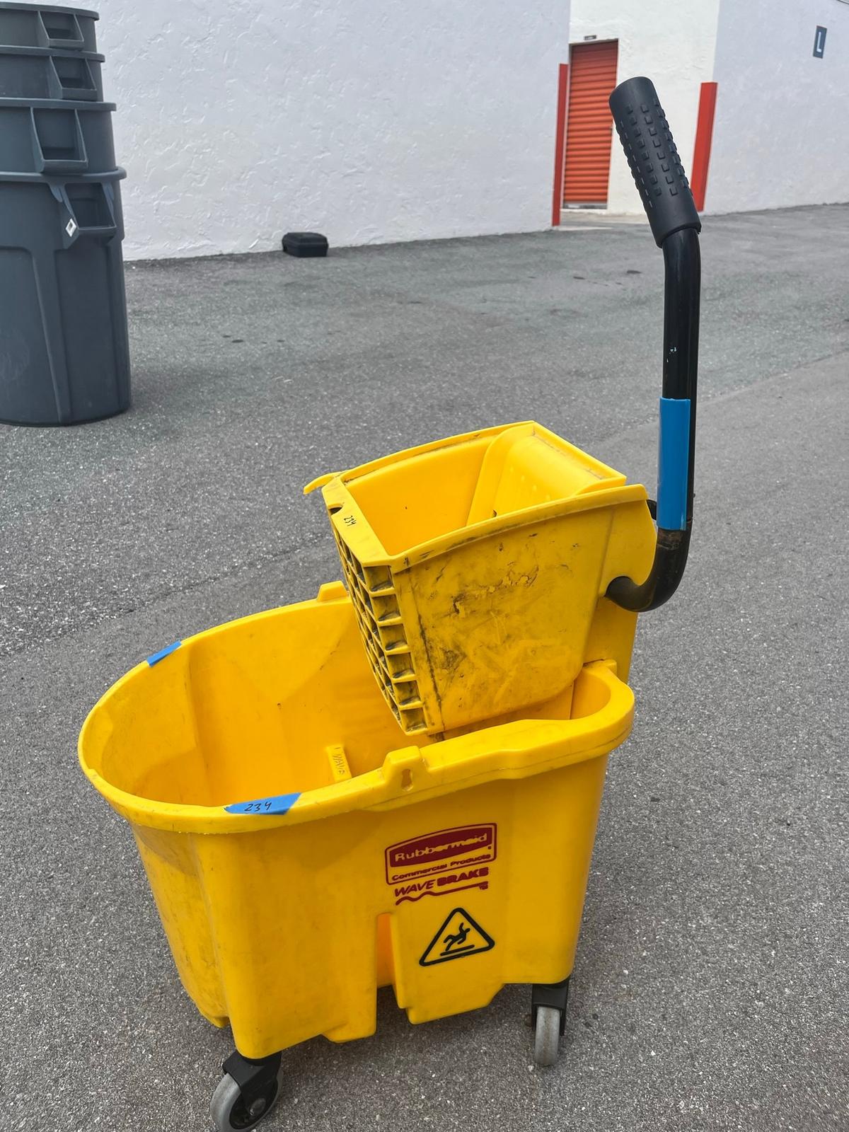 RUBBERMAID MOP BUCKET (POMPANO, FL S24)