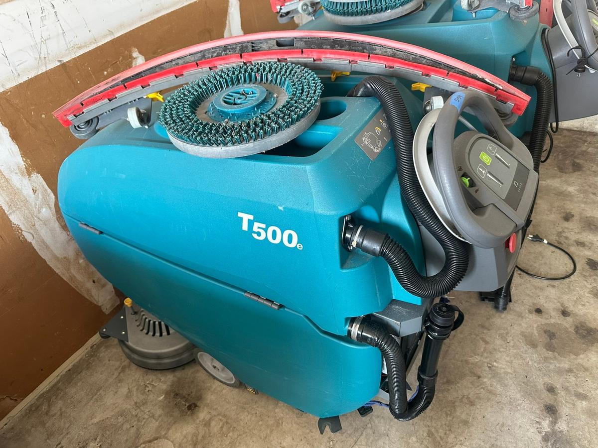 TENNANT T500E WALK BEHIND FLOOR SCRUBBER - 24V (POMPANO, FL S37)