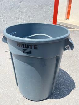 32 GAL BRUTE - RUBBERMAID COMMERICAL PRODUCTS TRASH CAN (POMPANO, FL)