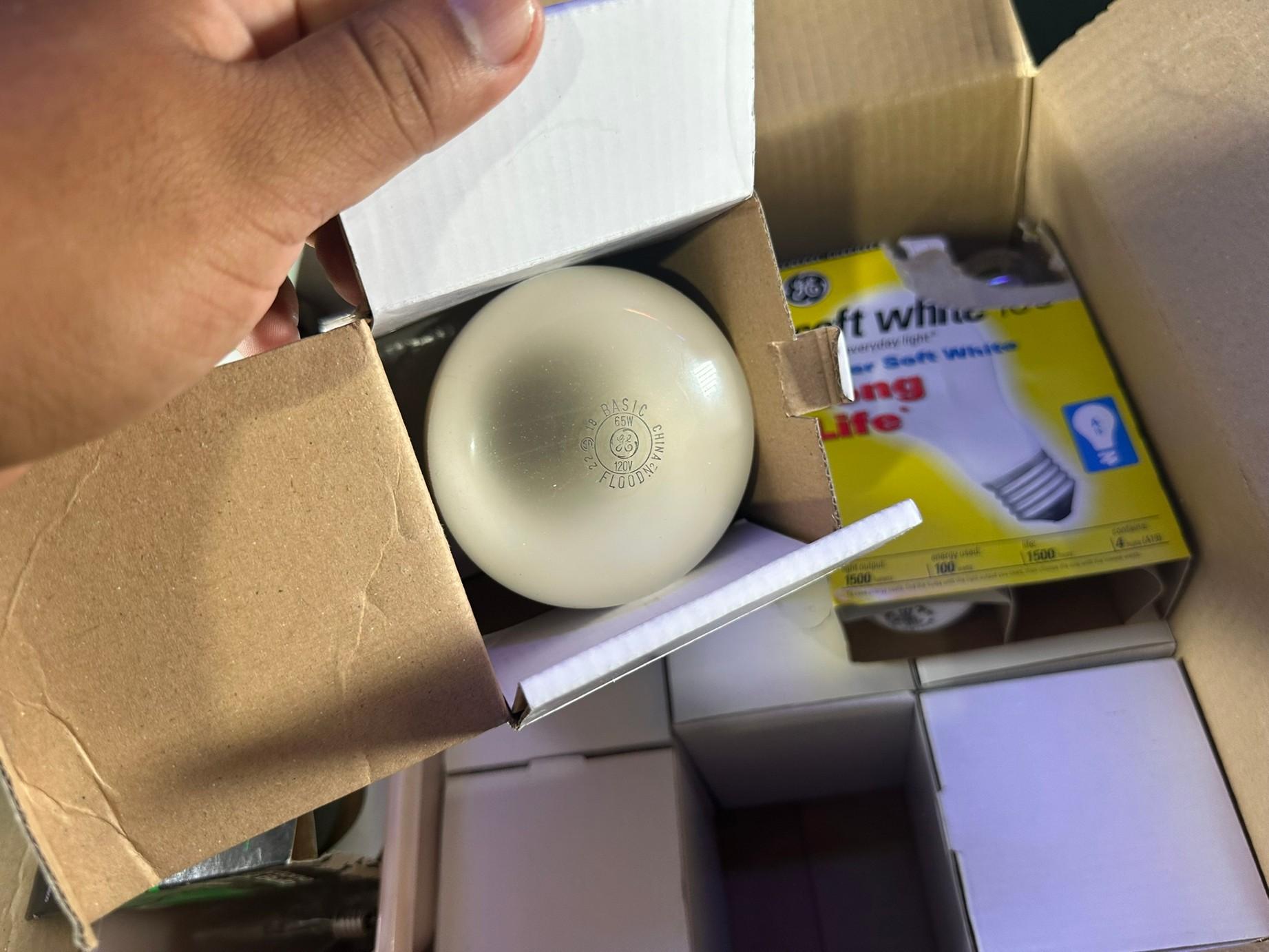LOT - ASSORTED LIGHT BULBS
