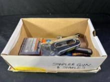 LOT - STAPLER GUNS & ASSORTED STAPLES