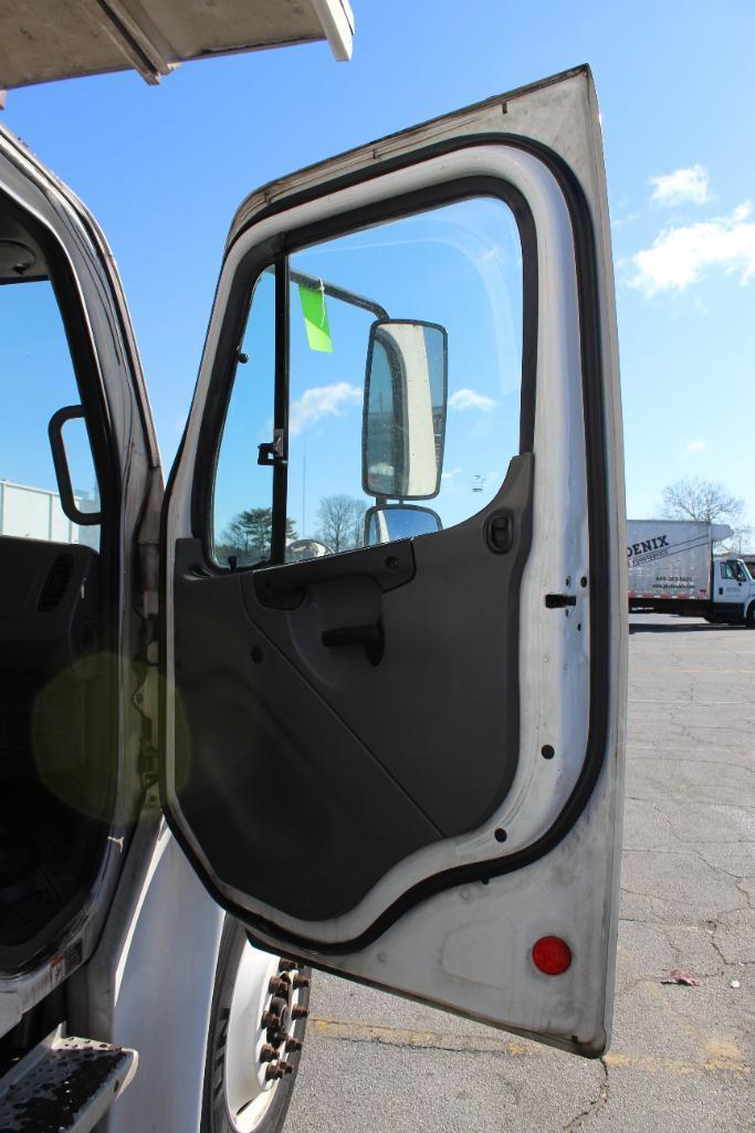 2014 Freightliner M2106 Truck