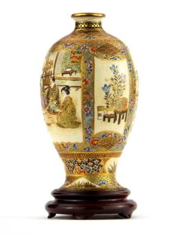 Beautiful Japanese Meiji Satsuma Vase with Fine Decorations Signed