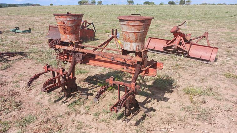 ANTIQUE PLANTER