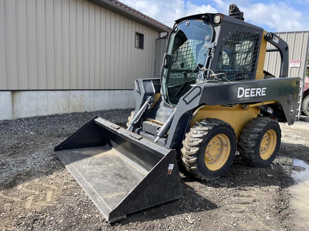 Deere 318D Skid Steer