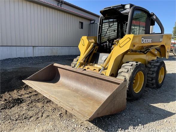 Deere 325 Skid Steer