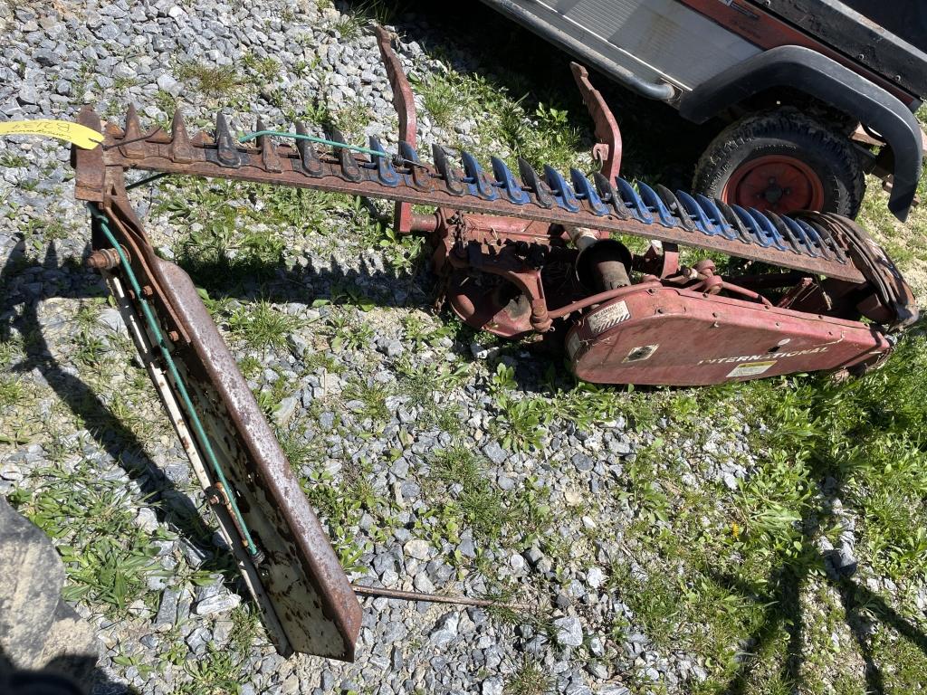 International quick hitch sick bar mower