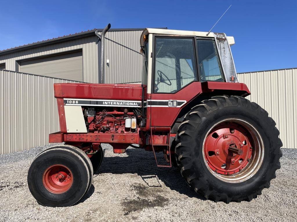 International 1086 Tractor