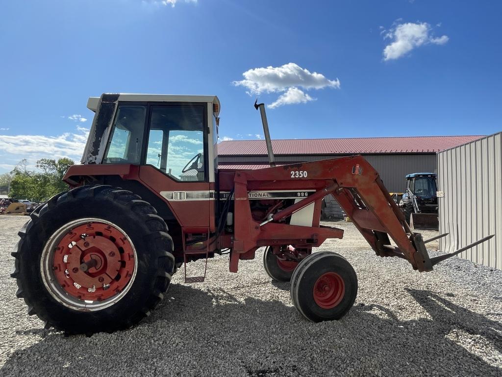 International 896 Tractor