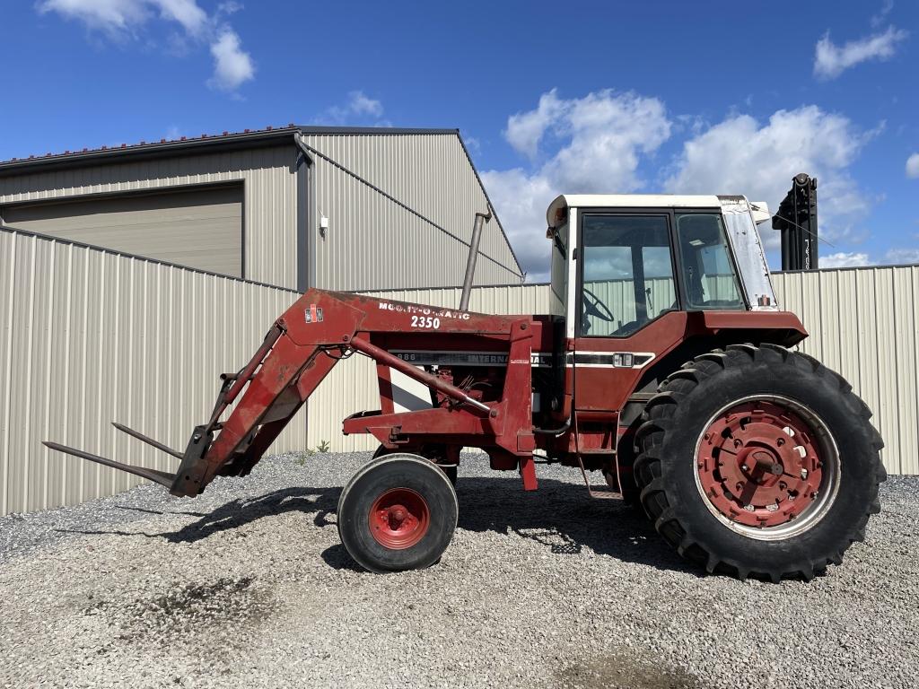 International 896 Tractor