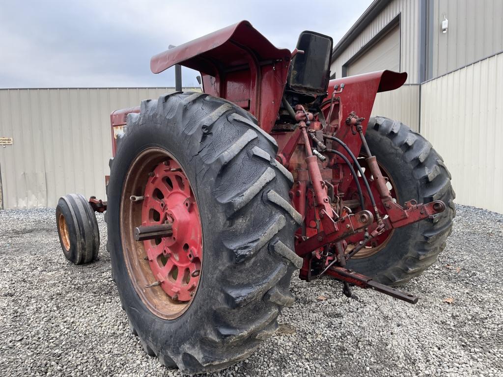 International Farmall 856 Tractor