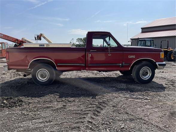 1990 Ford F-250 XLT Lariat Truck