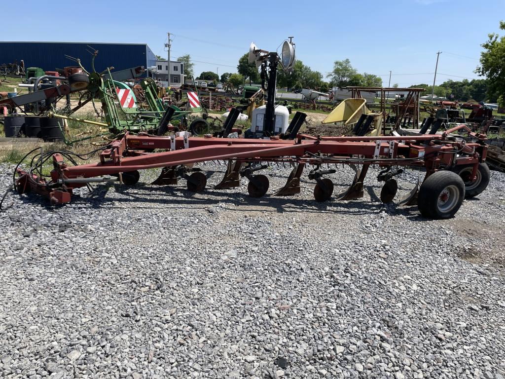 Case IH 7500 Vari-width Plow
