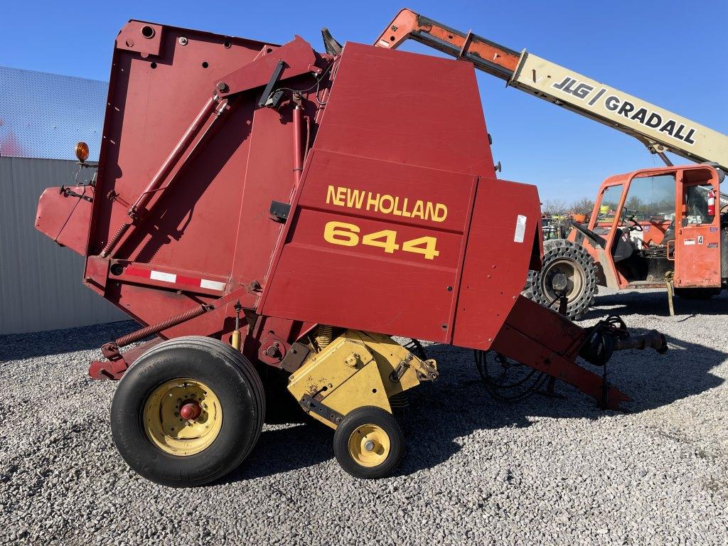 New Holland 644 Round Baler