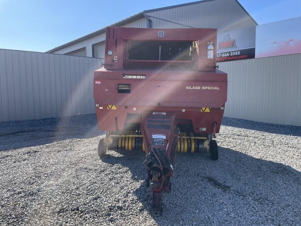 New Holland 644 Round Baler