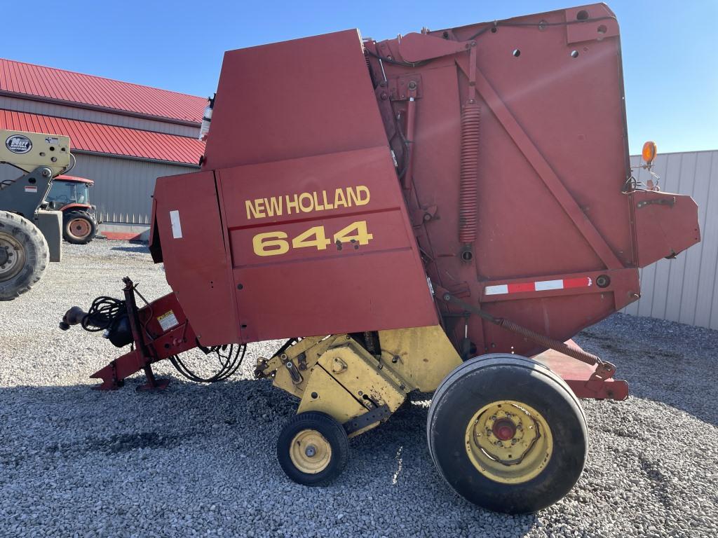New Holland 644 Round Baler