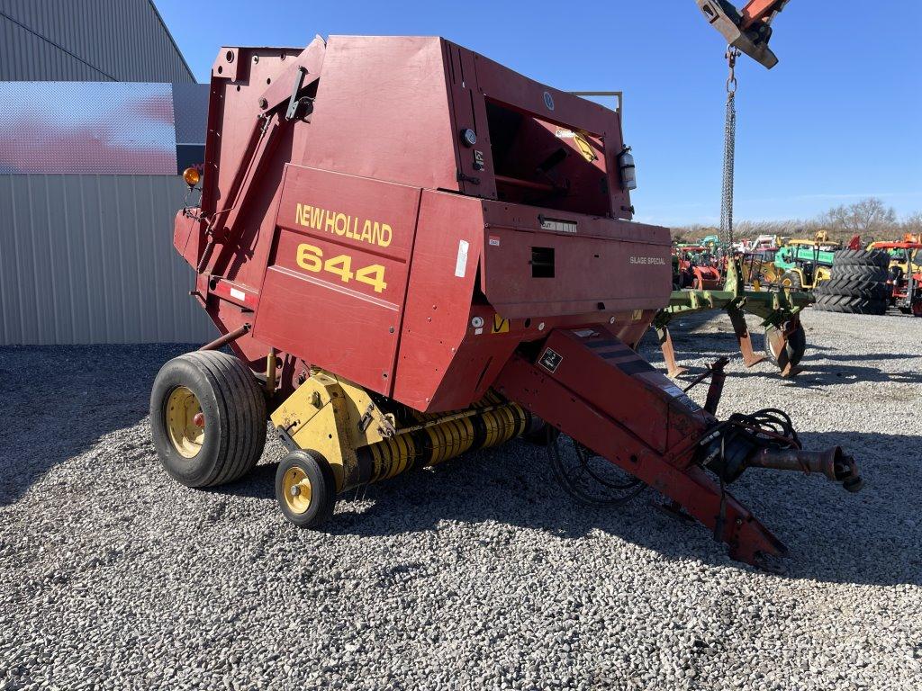 New Holland 644 Round Baler