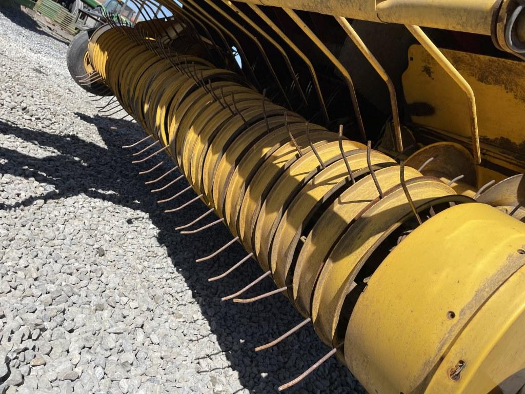 New Holland BR7060 Round Baler