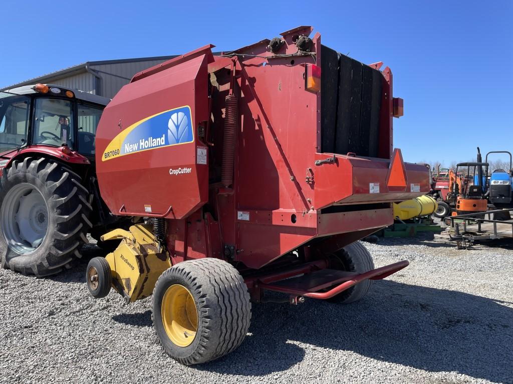 New Holland BR7060 Round Baler