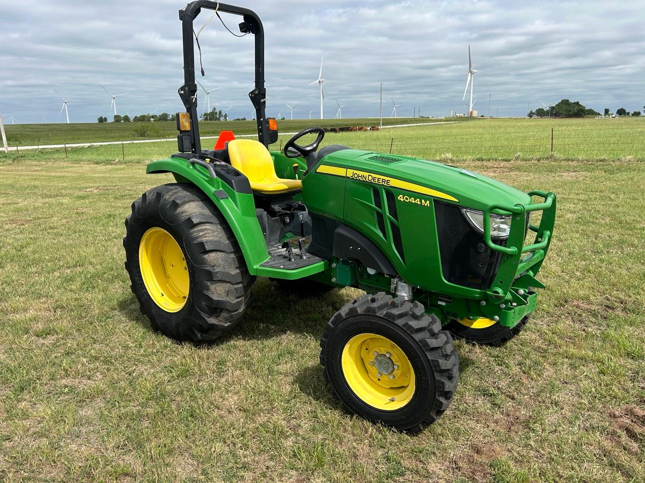 John Deere 4044M