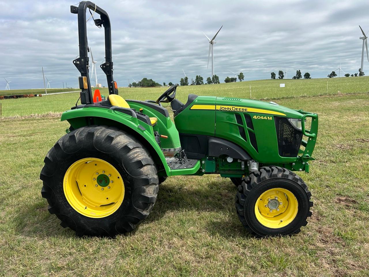 John Deere 4044M