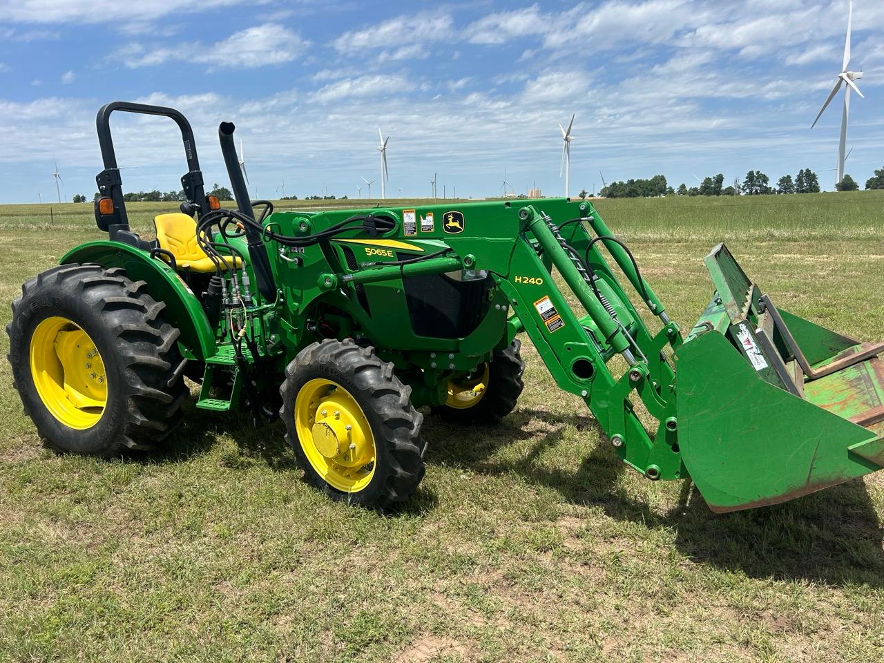 John Deere 5065E