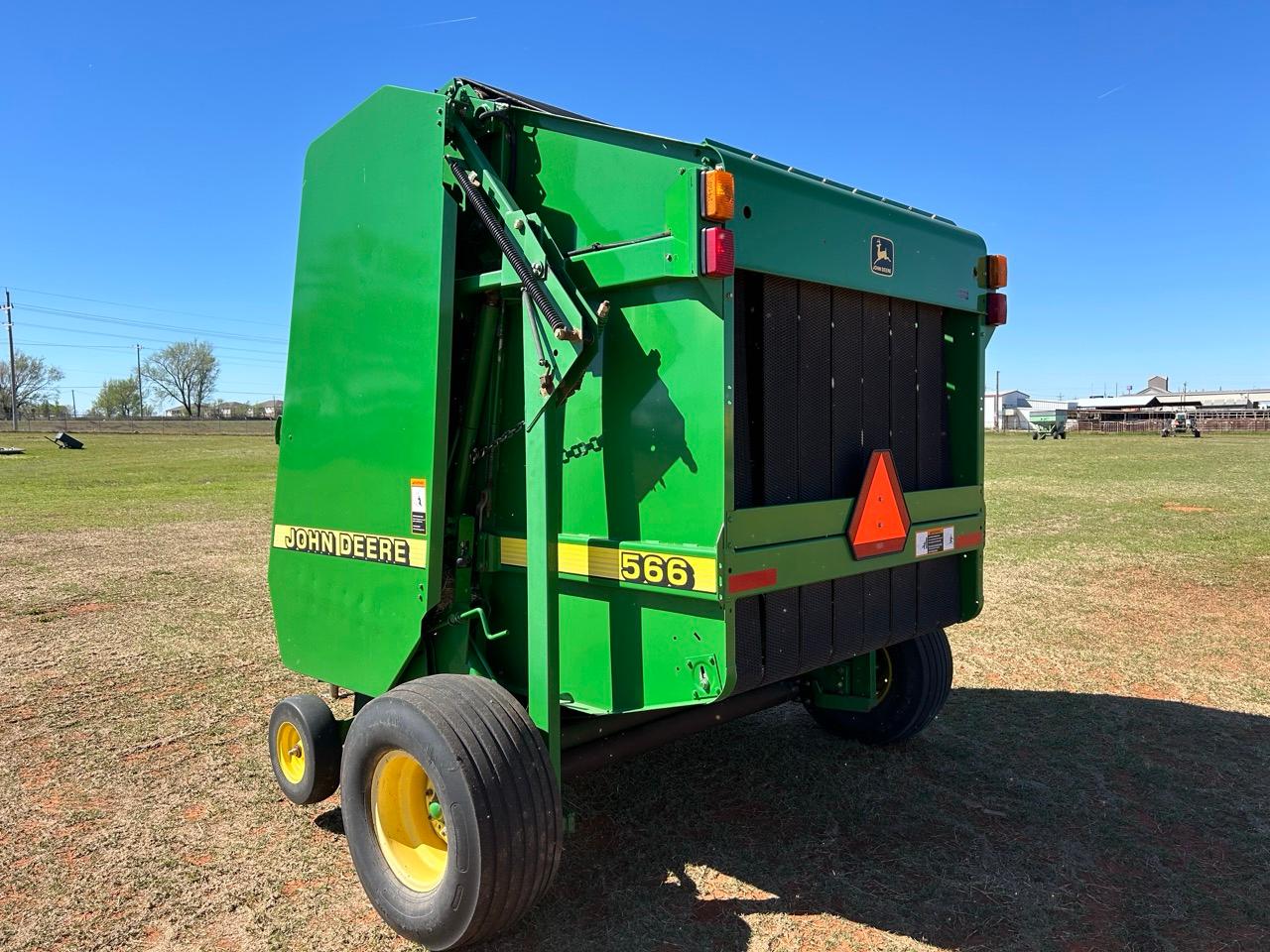 1999 John Deere 566