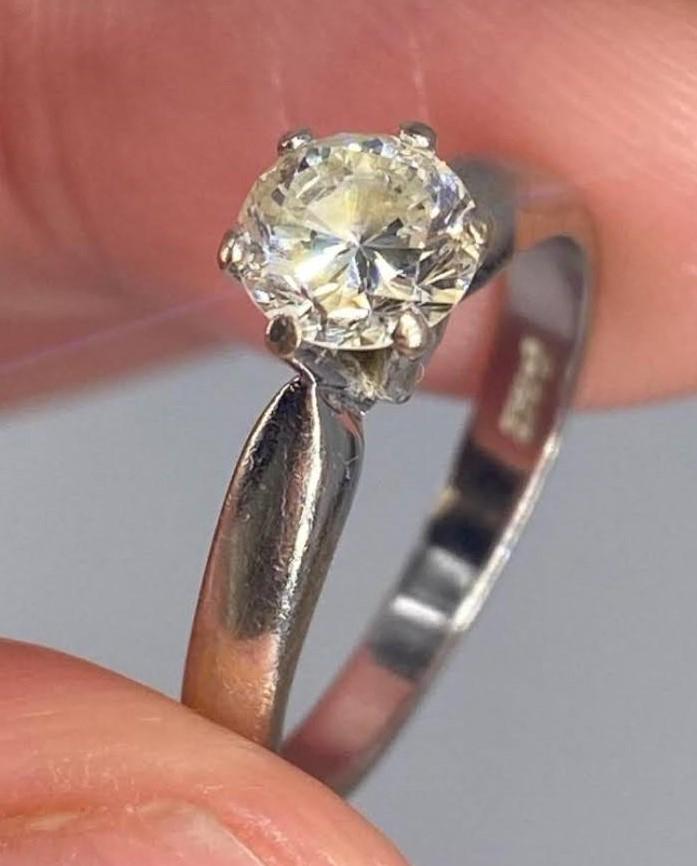 18KT White Gold Diamond Ring