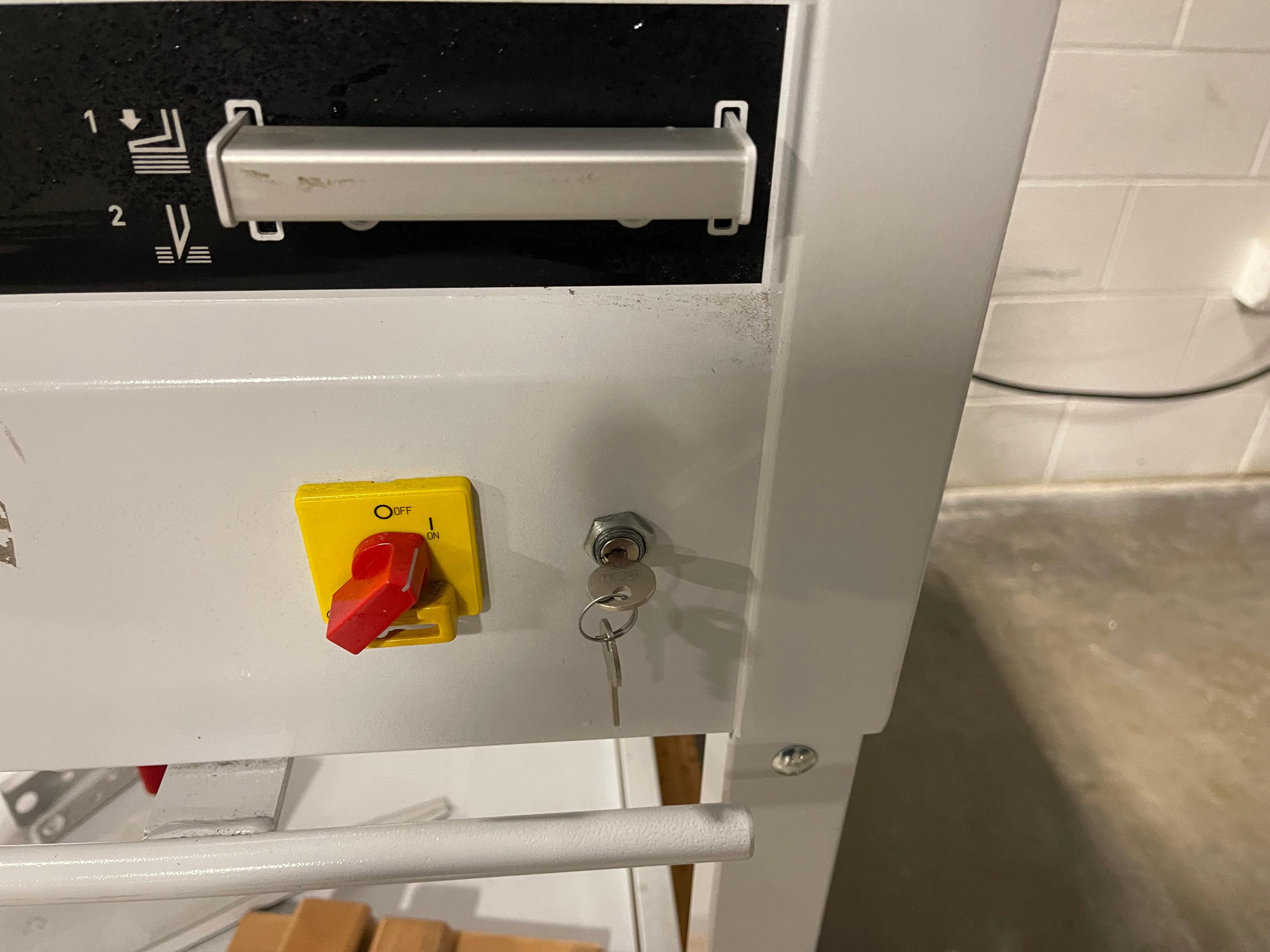 Triumph 5255 paper cutter (VIDEO) (TX)