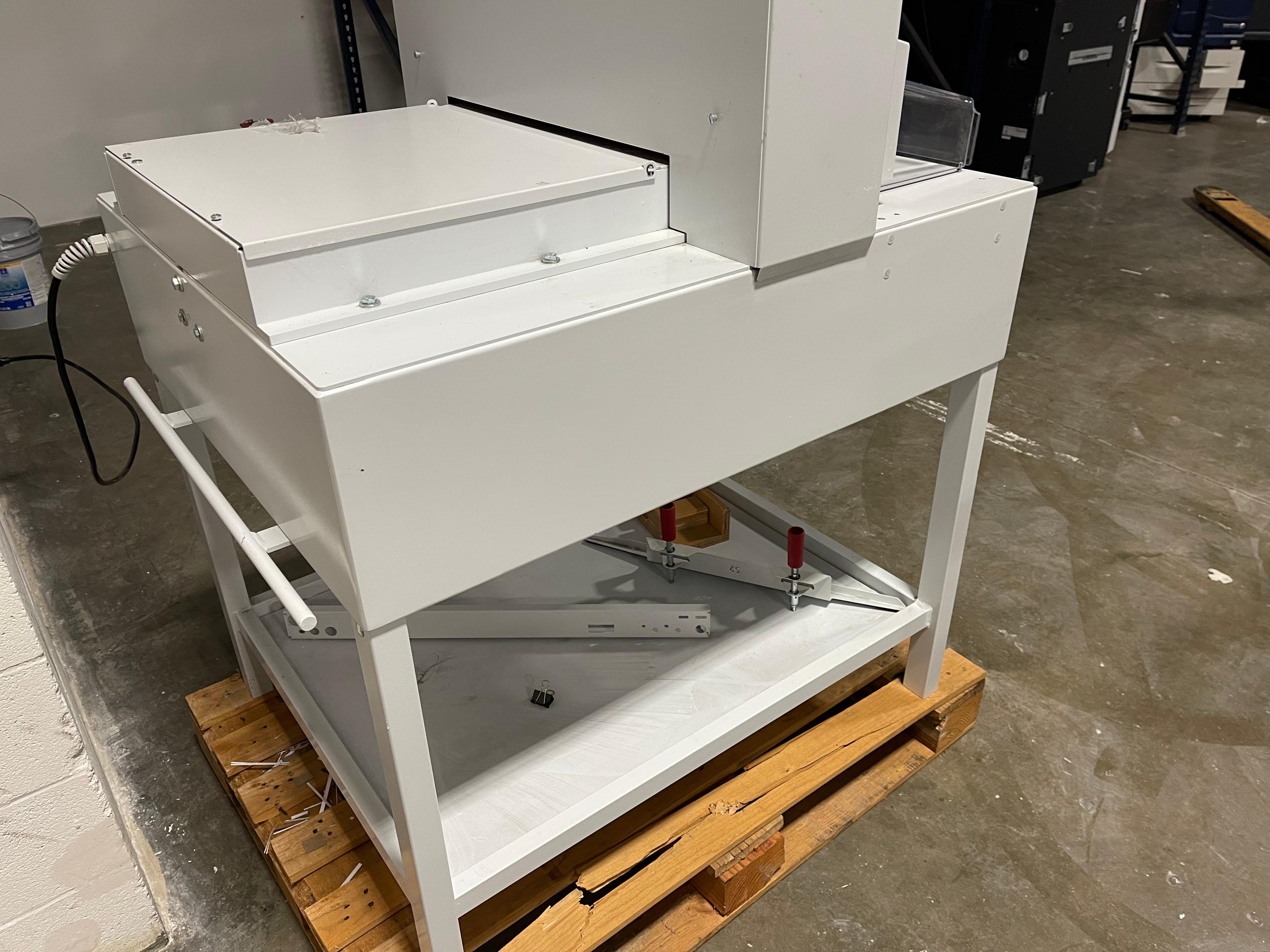 Triumph 5255 paper cutter (VIDEO) (TX)