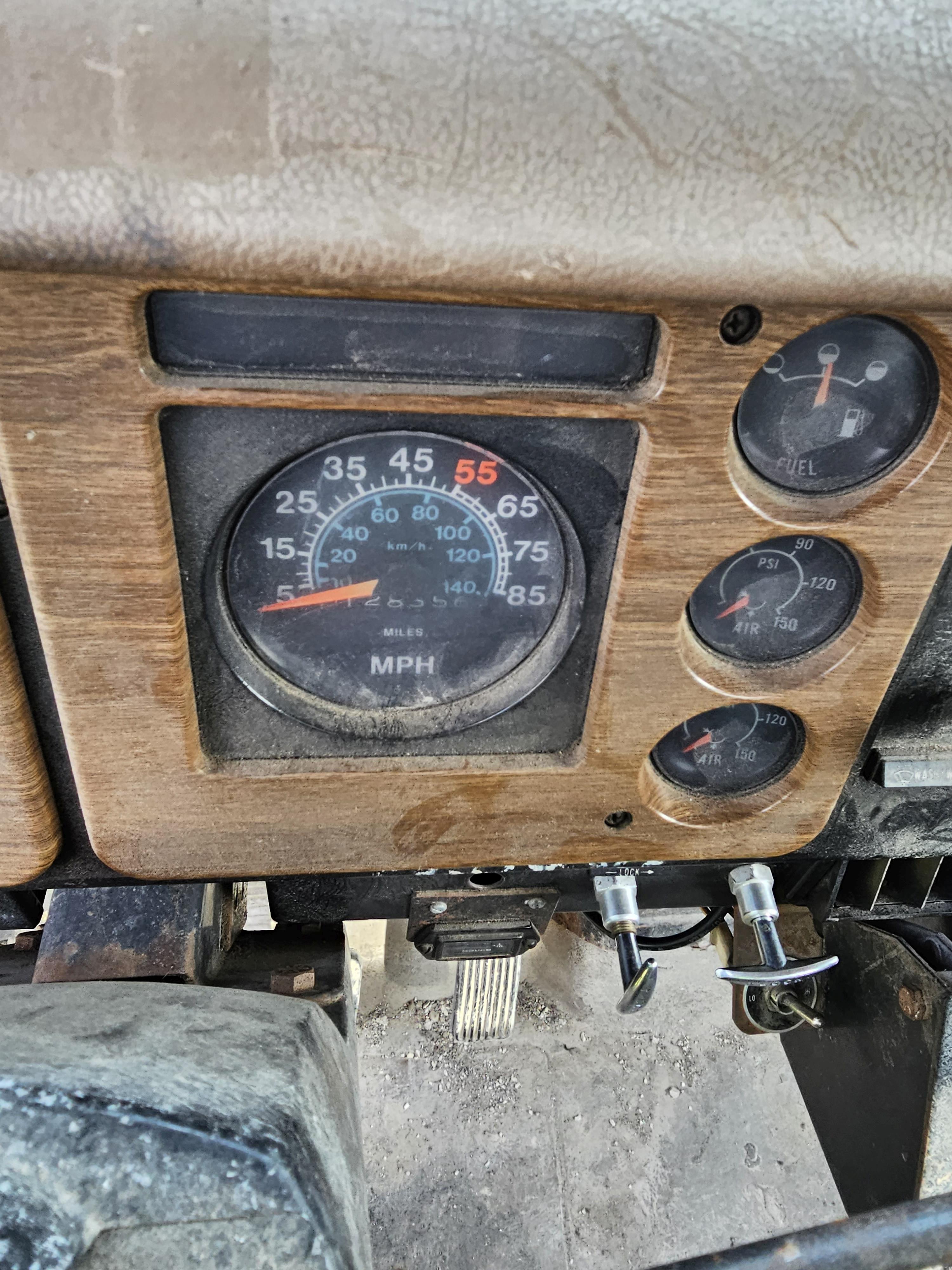 10221 – 1981 International Bridge Insp Truck – E621