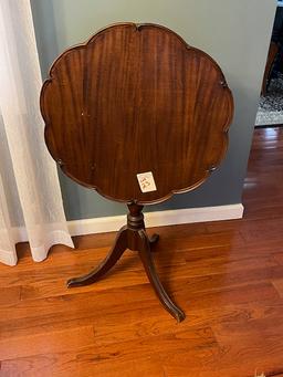 Mahogany Tilt Top Stand