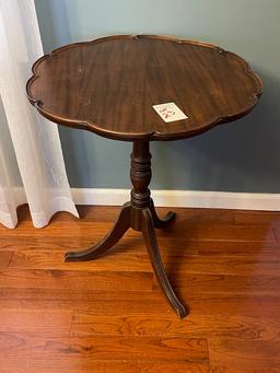 Mahogany Tilt Top Stand