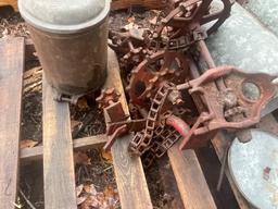SKID LOT OF CORN PLANTER PARTS FOR IH