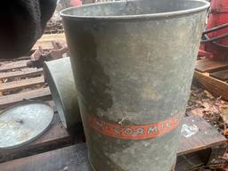 SKID LOT OF CORN PLANTER PARTS FOR IH