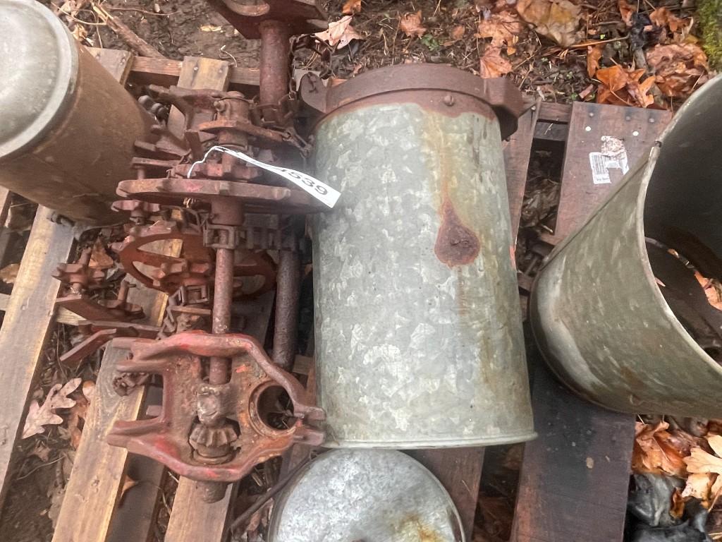 SKID LOT OF CORN PLANTER PARTS FOR IH