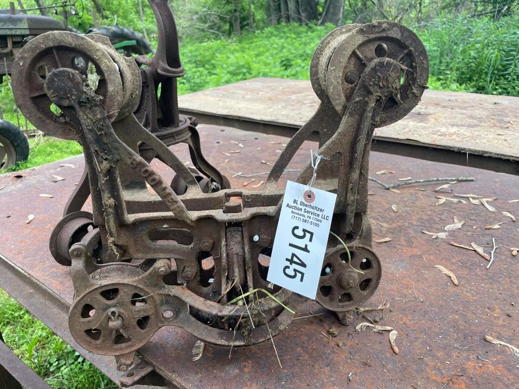 Boomer hay trolly ( we will ship this item) part loose, chipped wheel