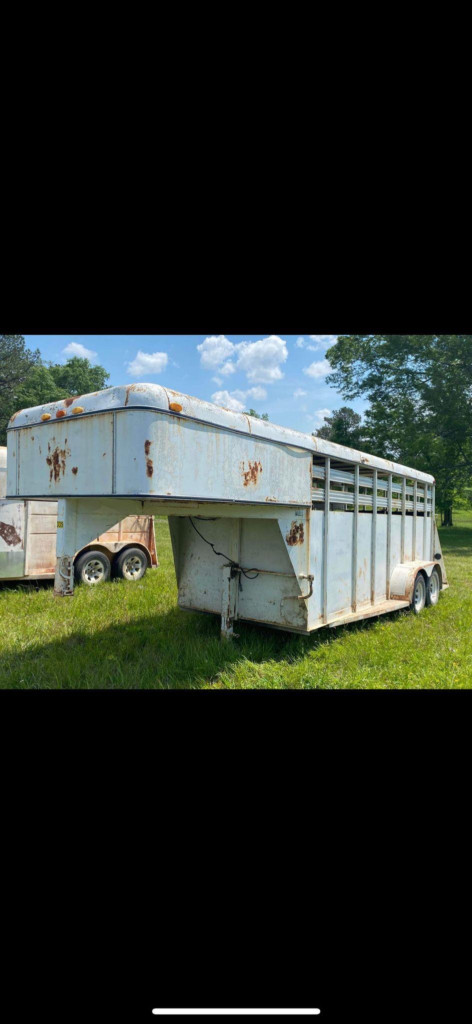 Livestock gooseneck trailer