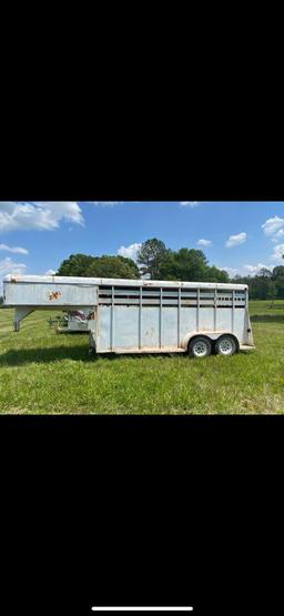 Livestock gooseneck trailer