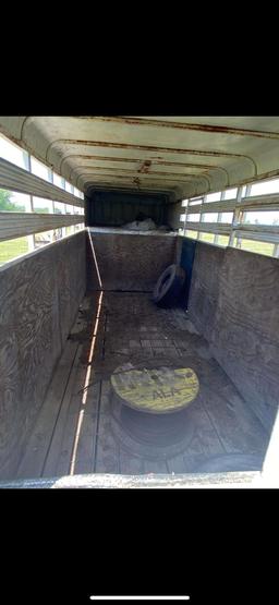 Livestock gooseneck trailer