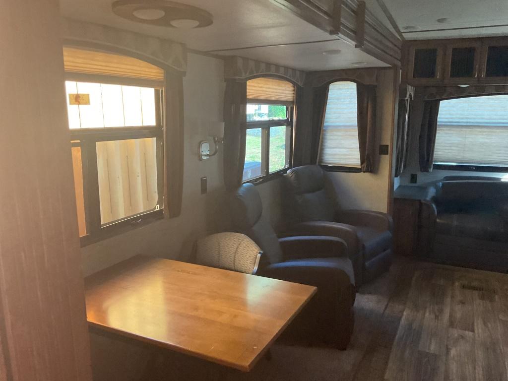 2017 LAREDO 5TH WHEEL CAMPER