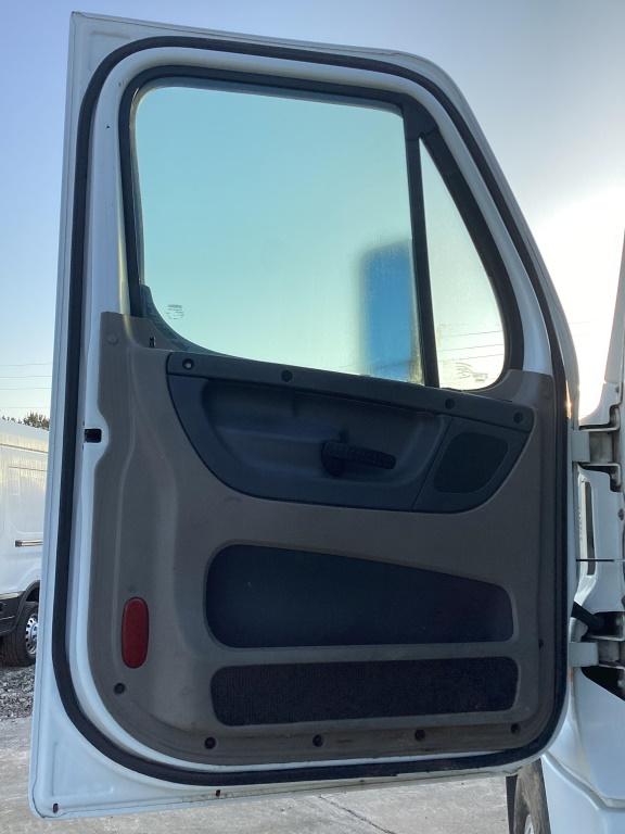 FRIEGHTLINER CASCADIA DAYCAB
