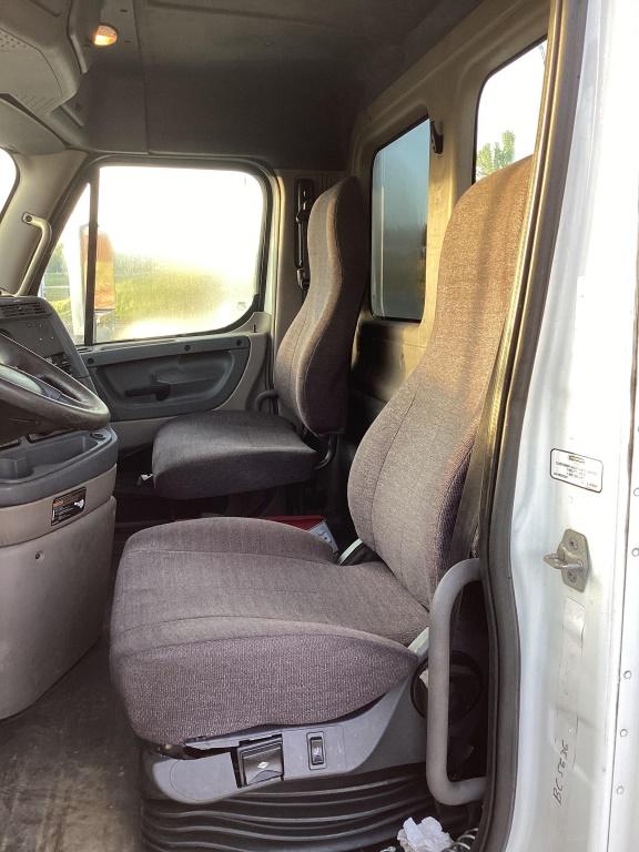 FRIEGHTLINER CASCADIA DAYCAB