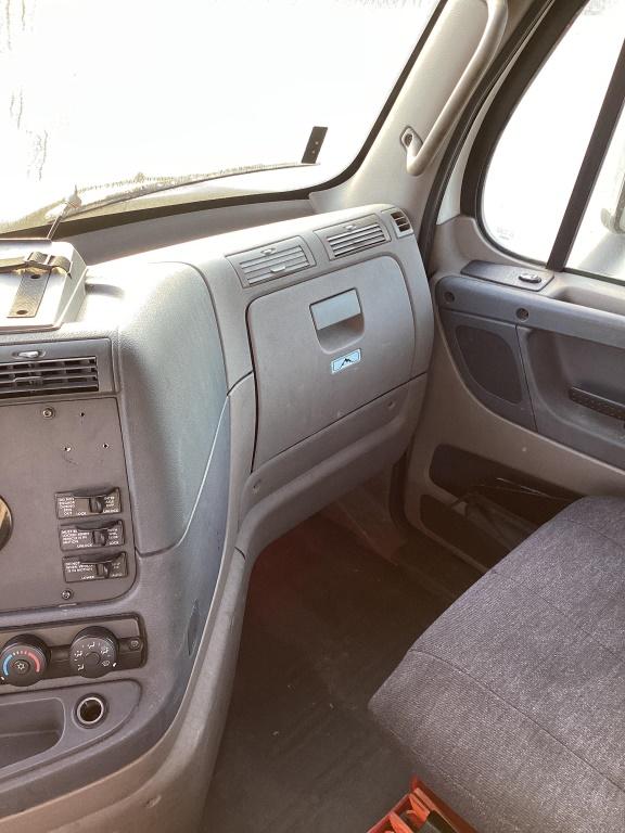 FRIEGHTLINER CASCADIA DAYCAB