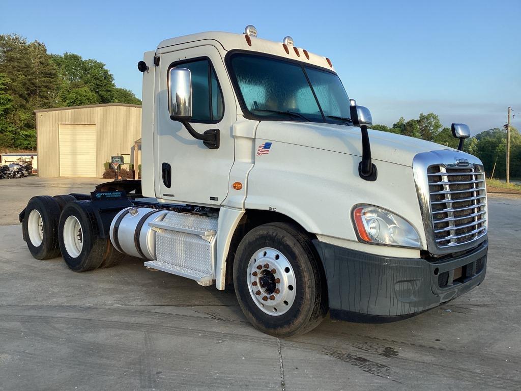 FRIEGHTLINER CASCADIA DAYCAB