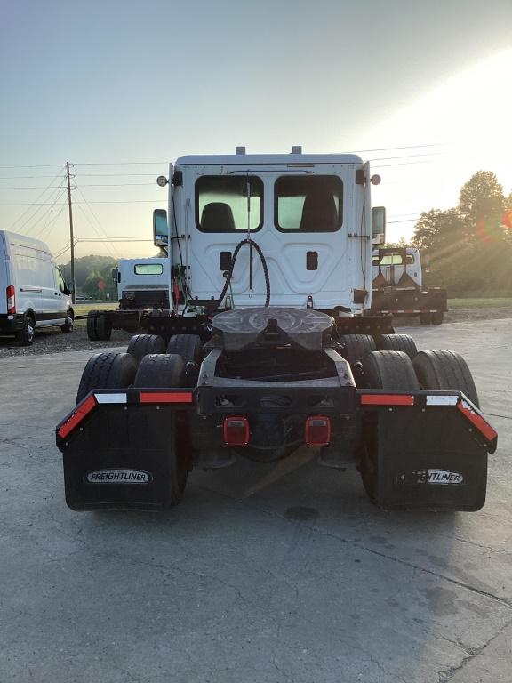 FRIEGHTLINER CASCADIA DAYCAB
