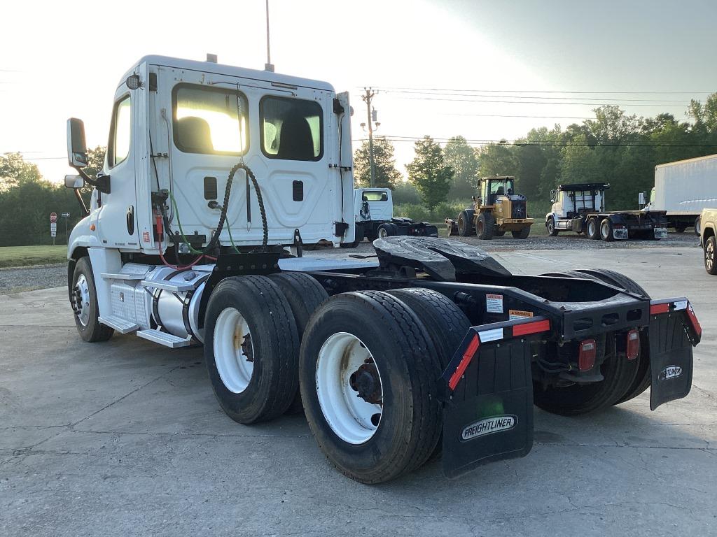 FRIEGHTLINER CASCADIA DAYCAB